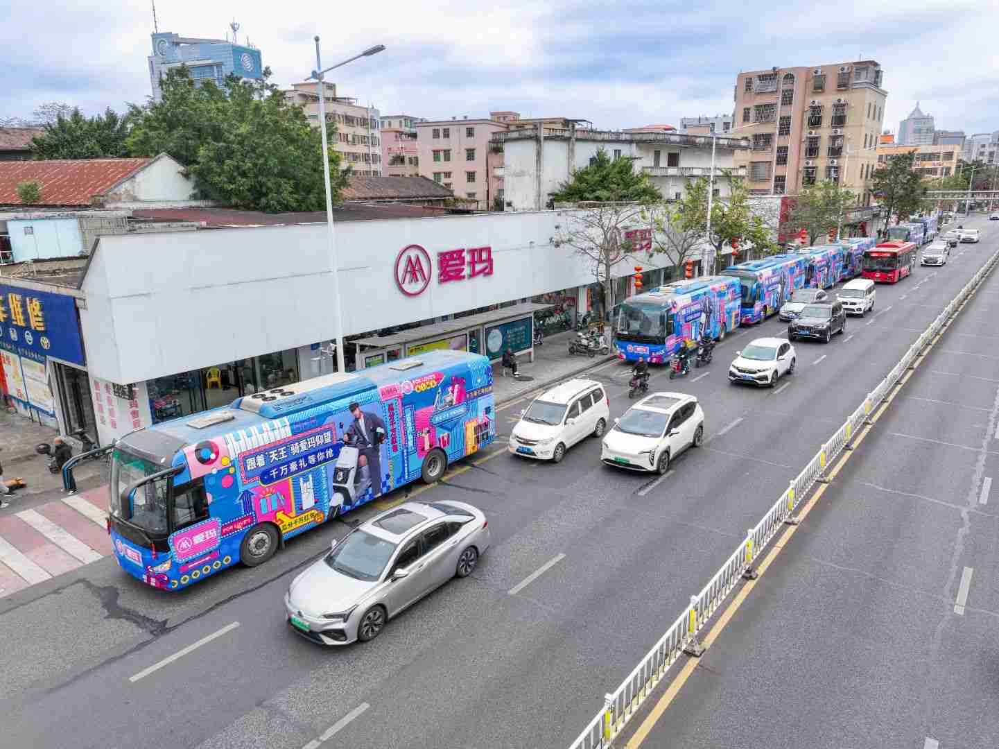 青島創(chuàng)意大巴車廣告